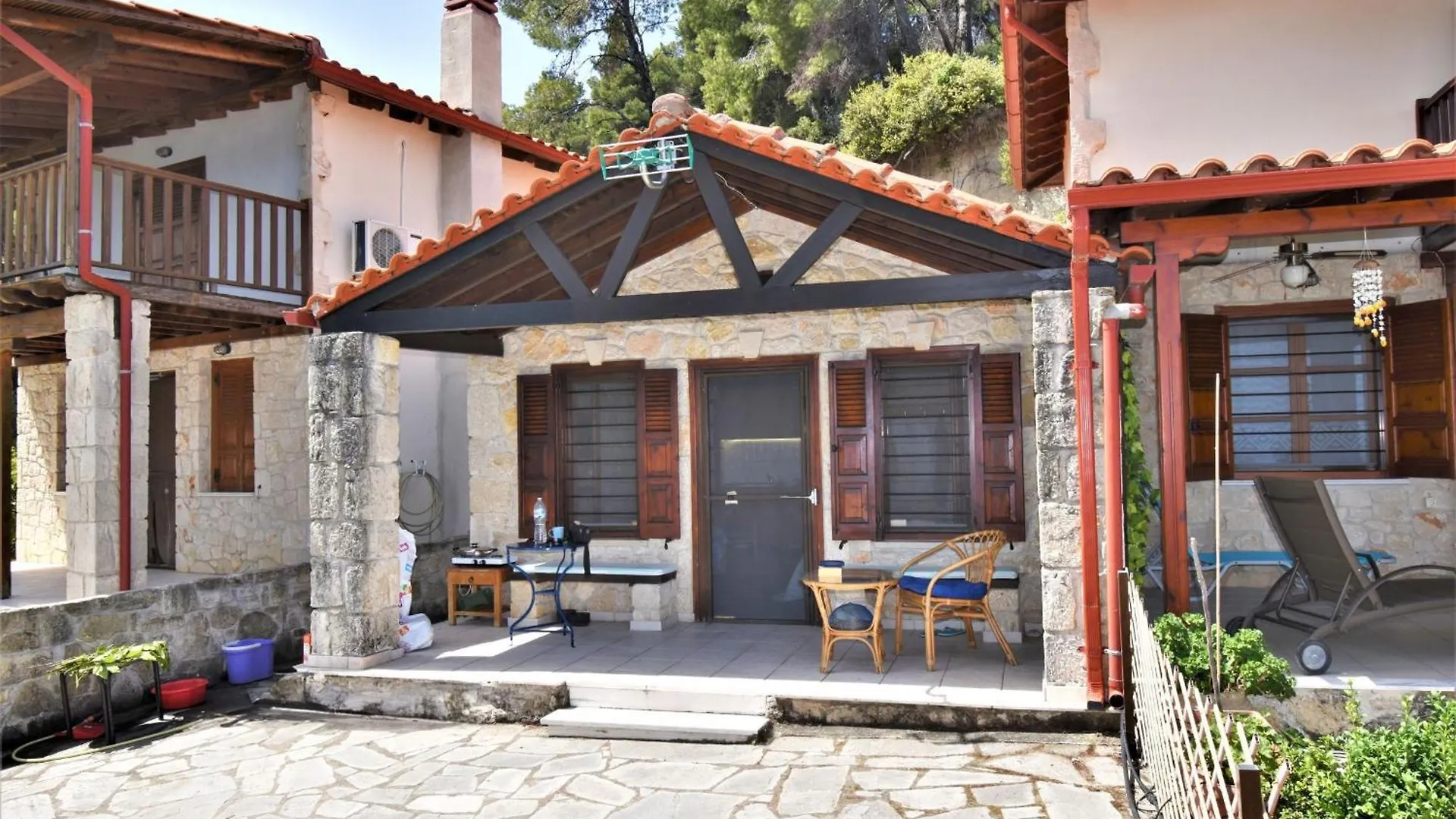 Kaliva Near The Beach contacts