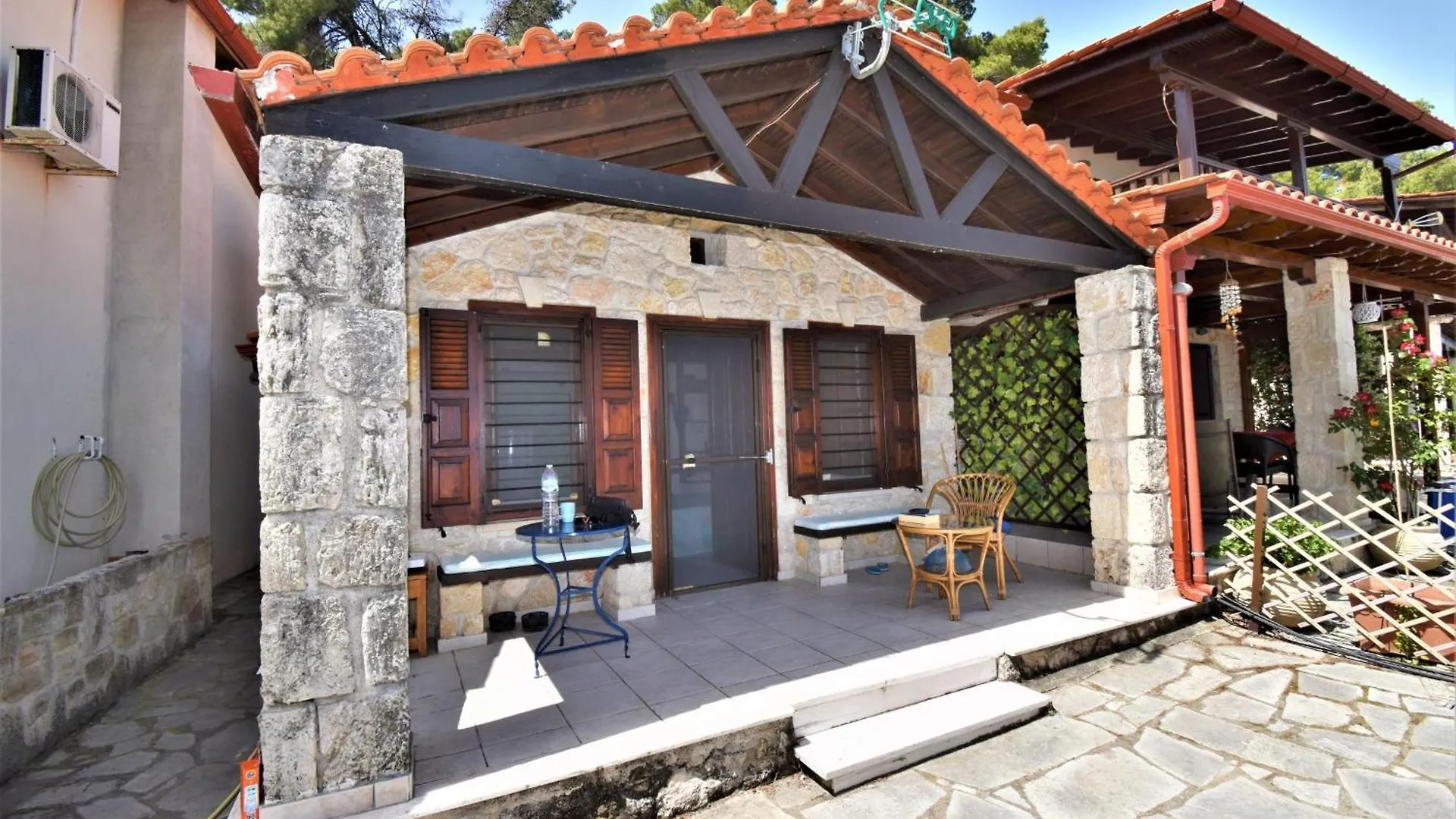 Kaliva Near The Beach Kriopigi Greece